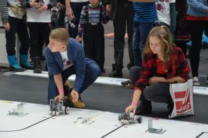 Kostivere tüdrukutetiim LEGO joonejärgmisvõistlusel.